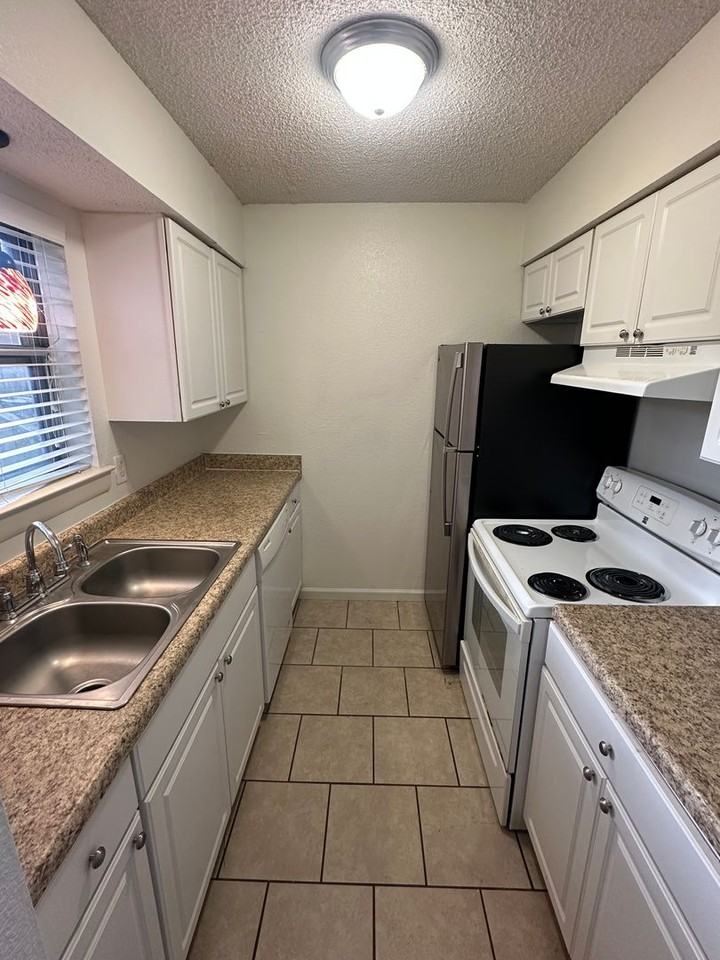 6705 Majestic Oak Pl #3 - Photo 3 of 8