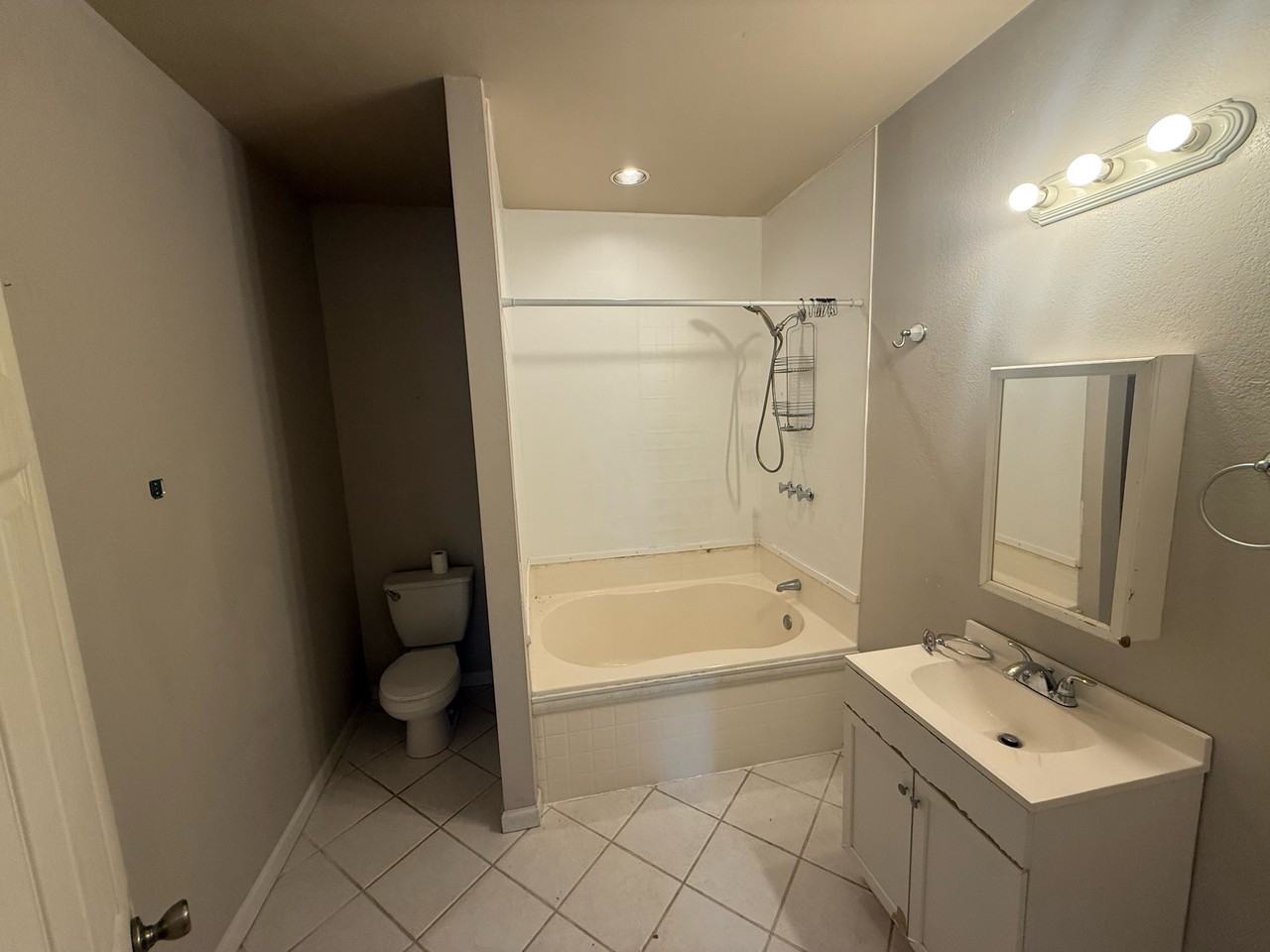 560 1st St NW #1 - Photo 5 of 8