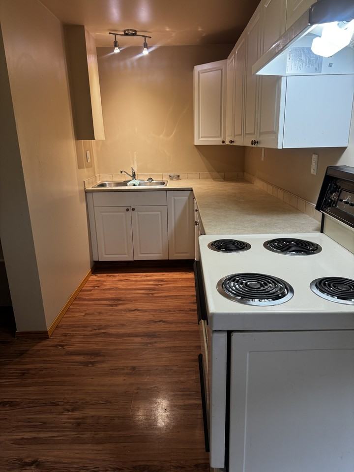 4182 Jackson Cres #B - Photo 3 of 14