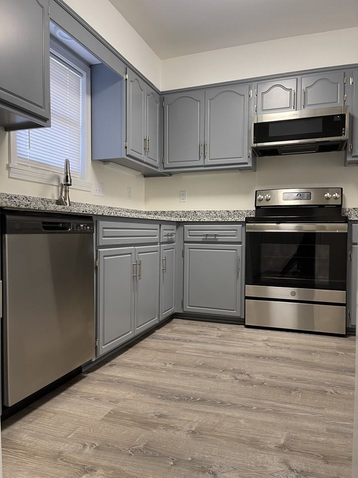 1033 Forest Hills Ln - Photo 2 of 7