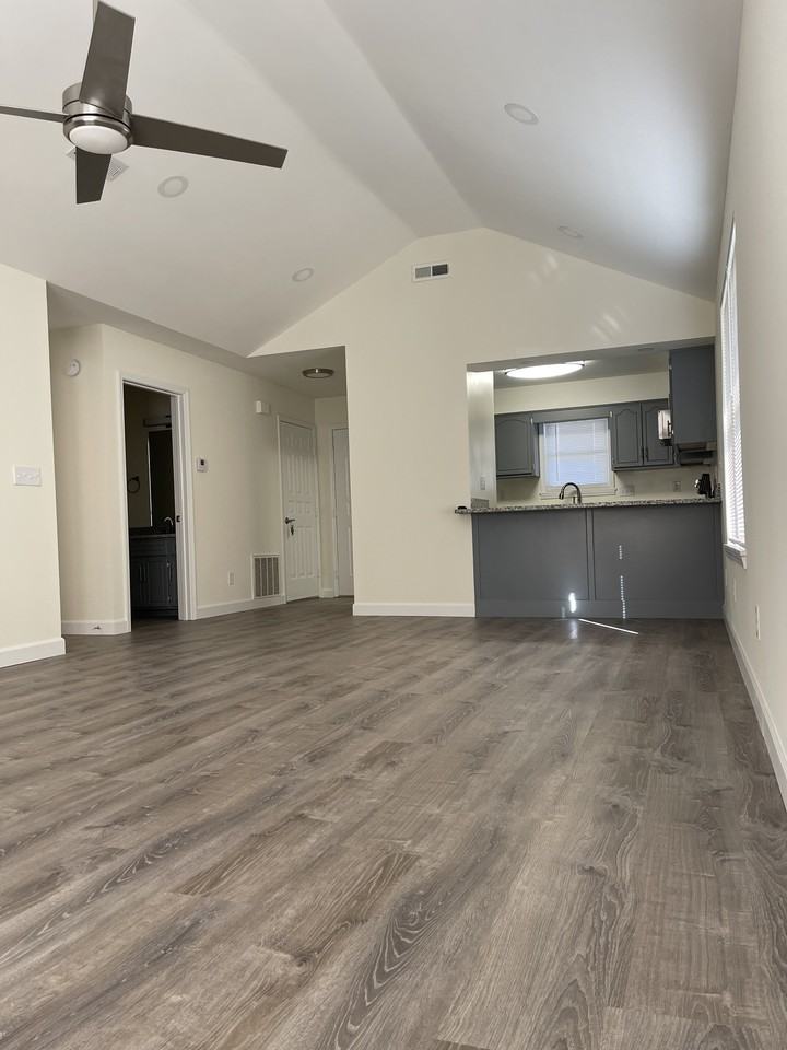 1033 Forest Hills Ln - Photo 3 of 7