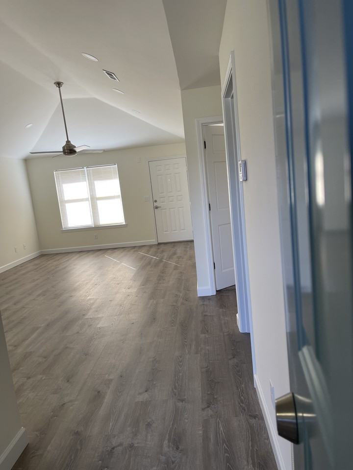1033 Forest Hills Ln - Photo 4 of 7