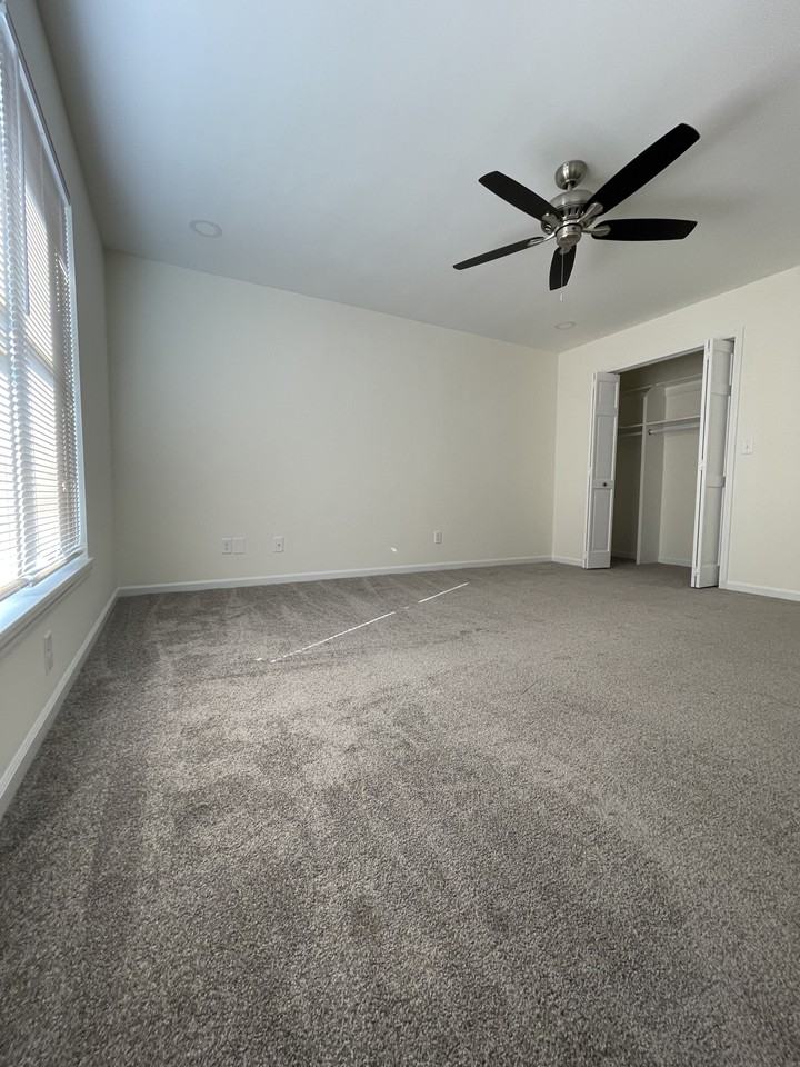 1033 Forest Hills Ln - Photo 6 of 7