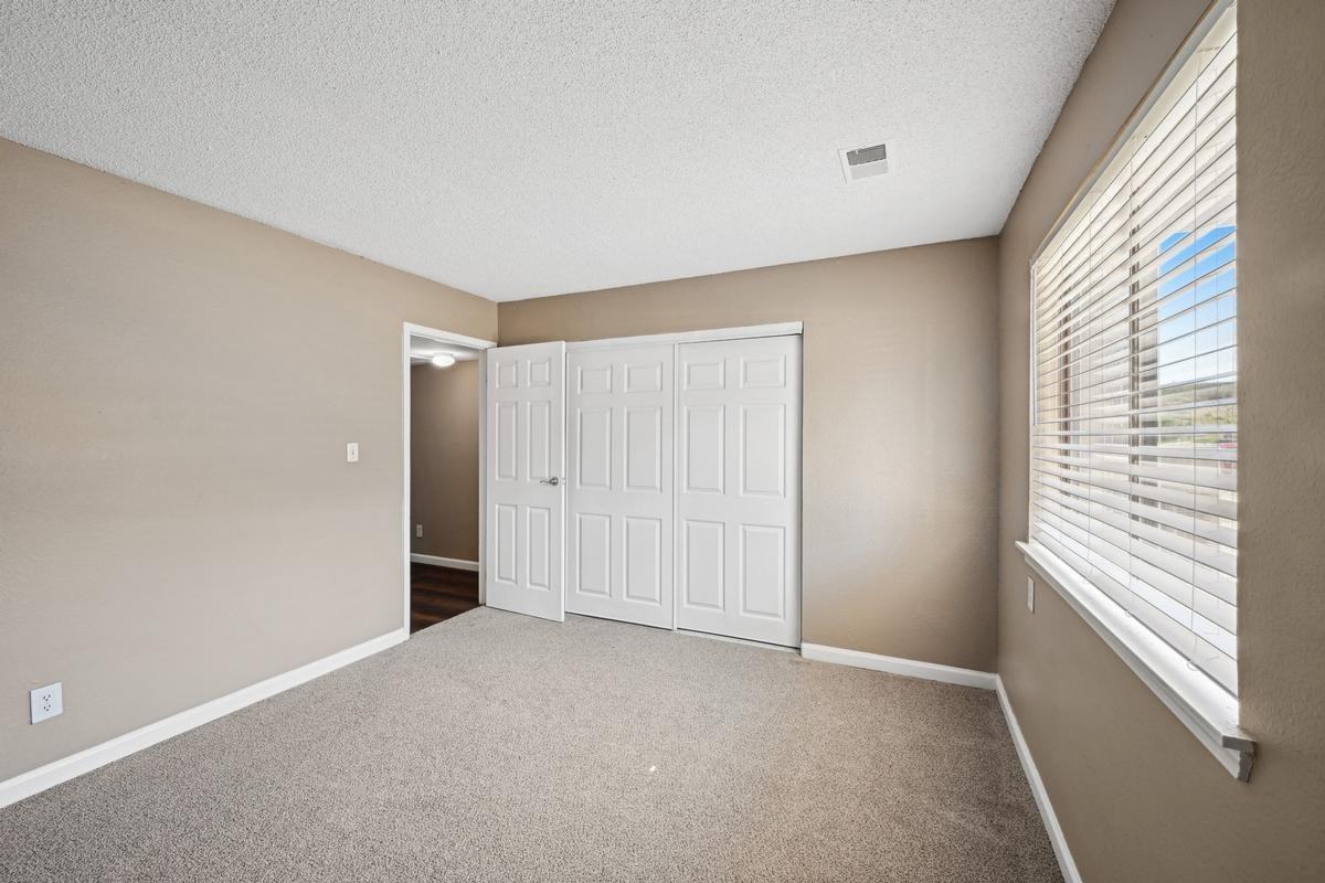1129 S Eaton Cir - Photo 4 of 42