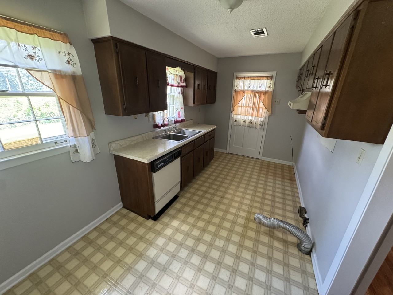 3554 Venable Rd #1 - Photo 4 of 8