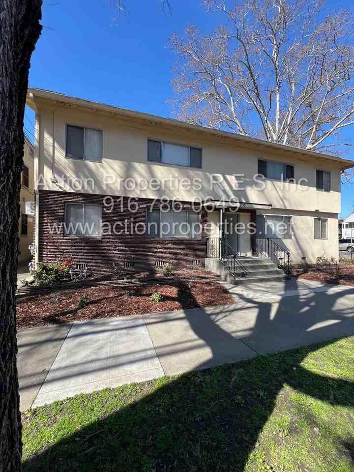 700 24th St - Photo 7 of 13