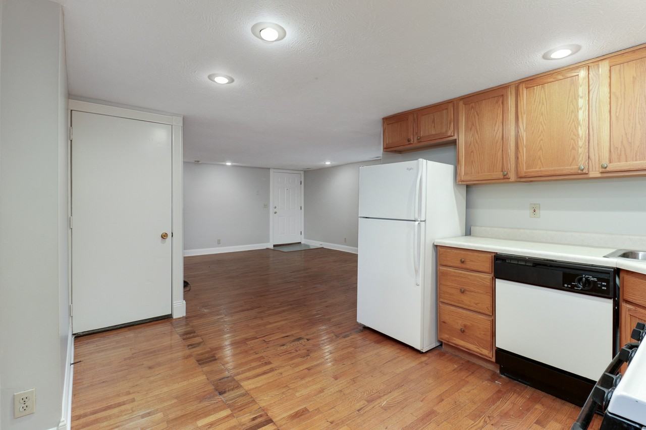 227 1/2 E Front St Apt 2d #2D - Photo 6 of 12