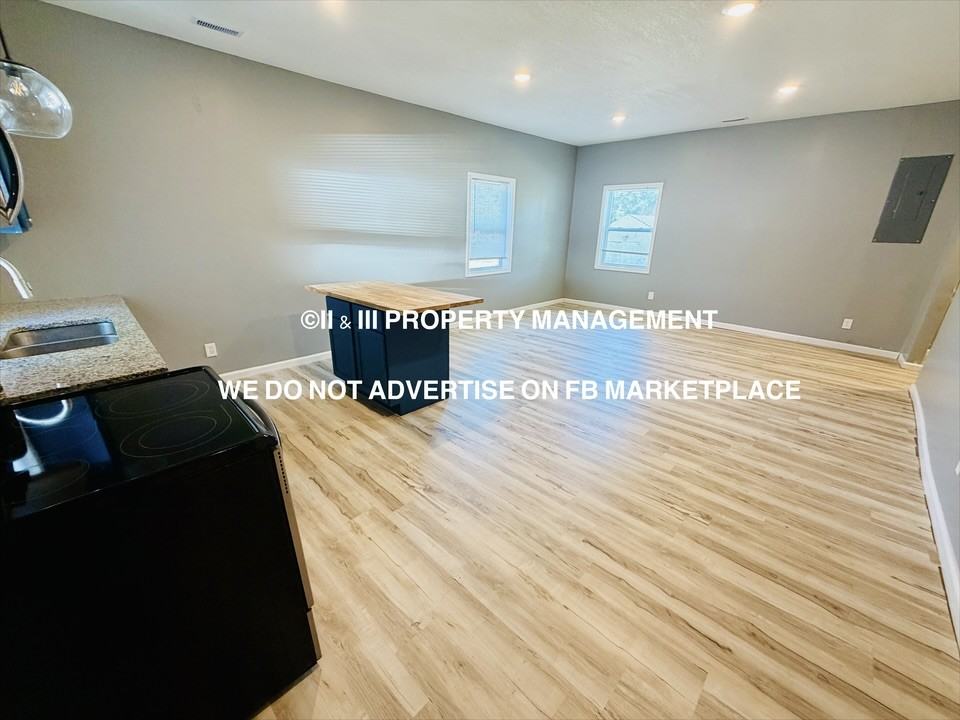 716 10th St #1 - Photo 4 of 17