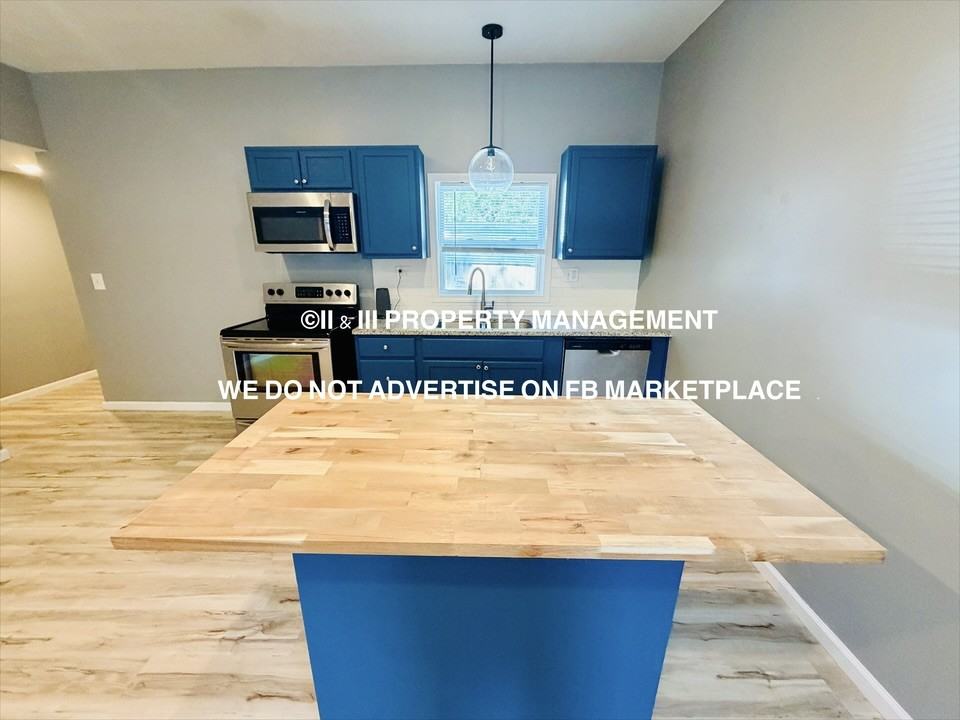 716 10th St #1 - Photo 5 of 17