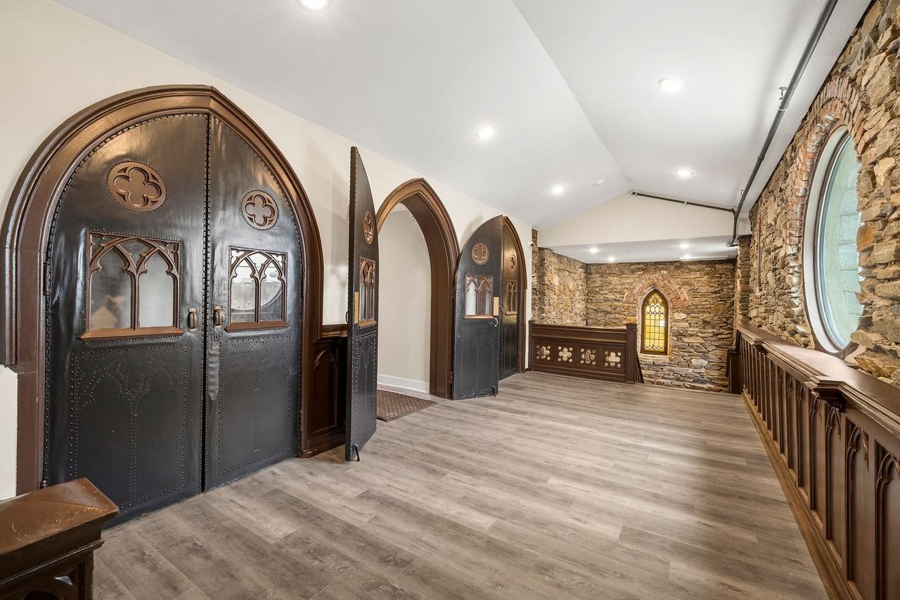 Incredibly redesigned Church - Photo 4 of 12