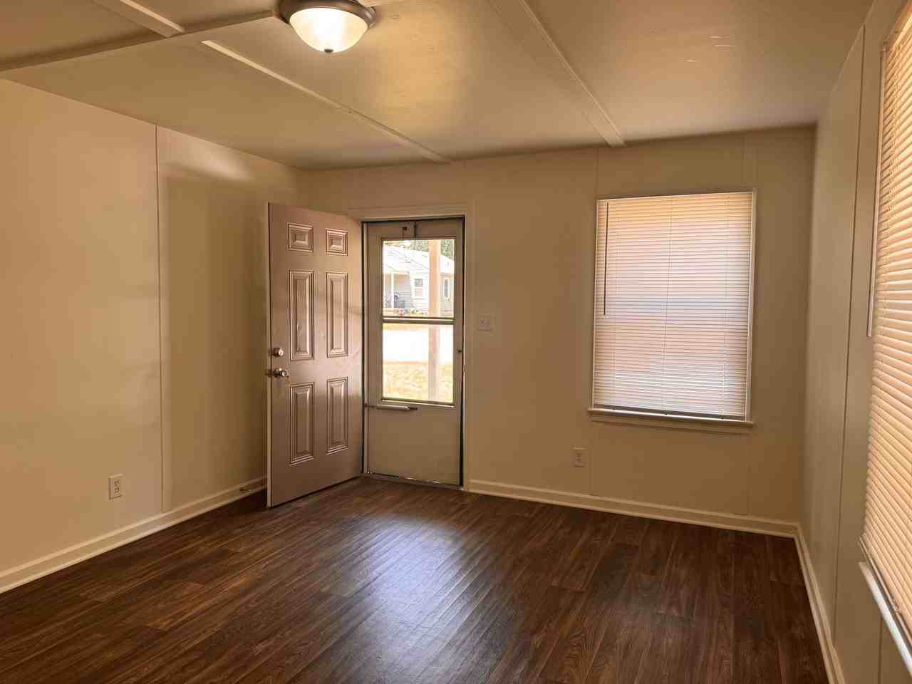 1520 Sloan St - Photo 3 of 14