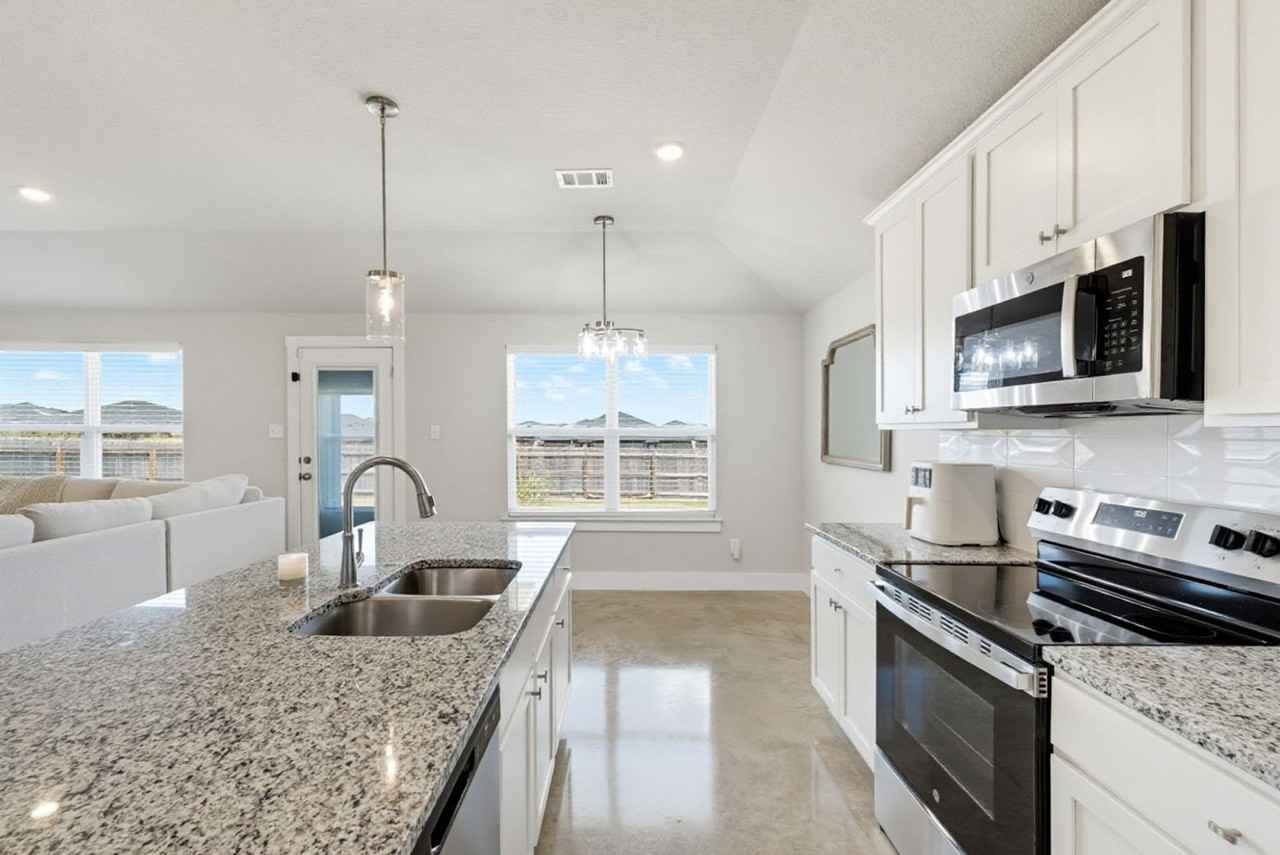 1114 Lexington Dr - Photo 6 of 16