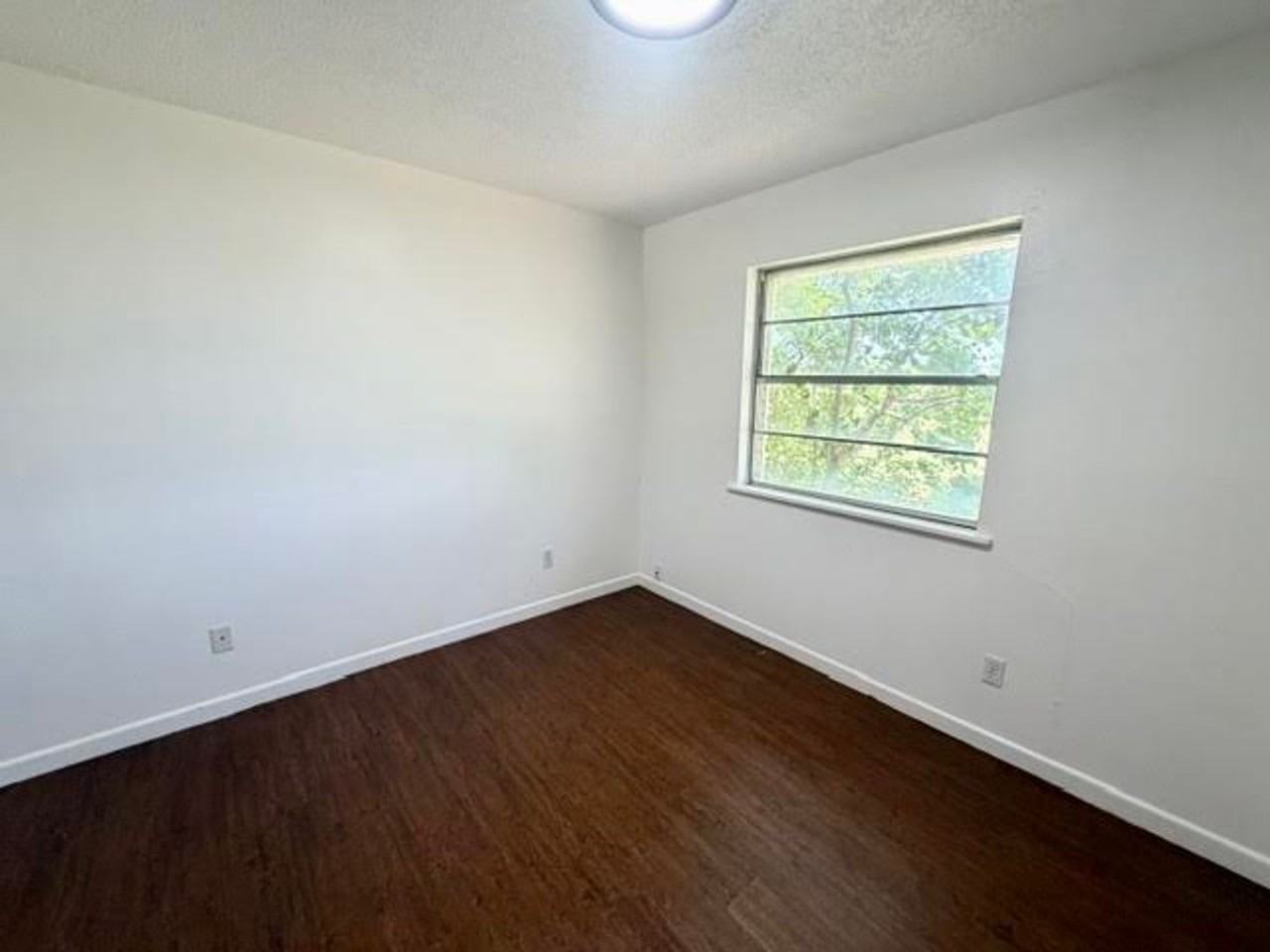 156 Lindsey Cir - Photo 2 of 12