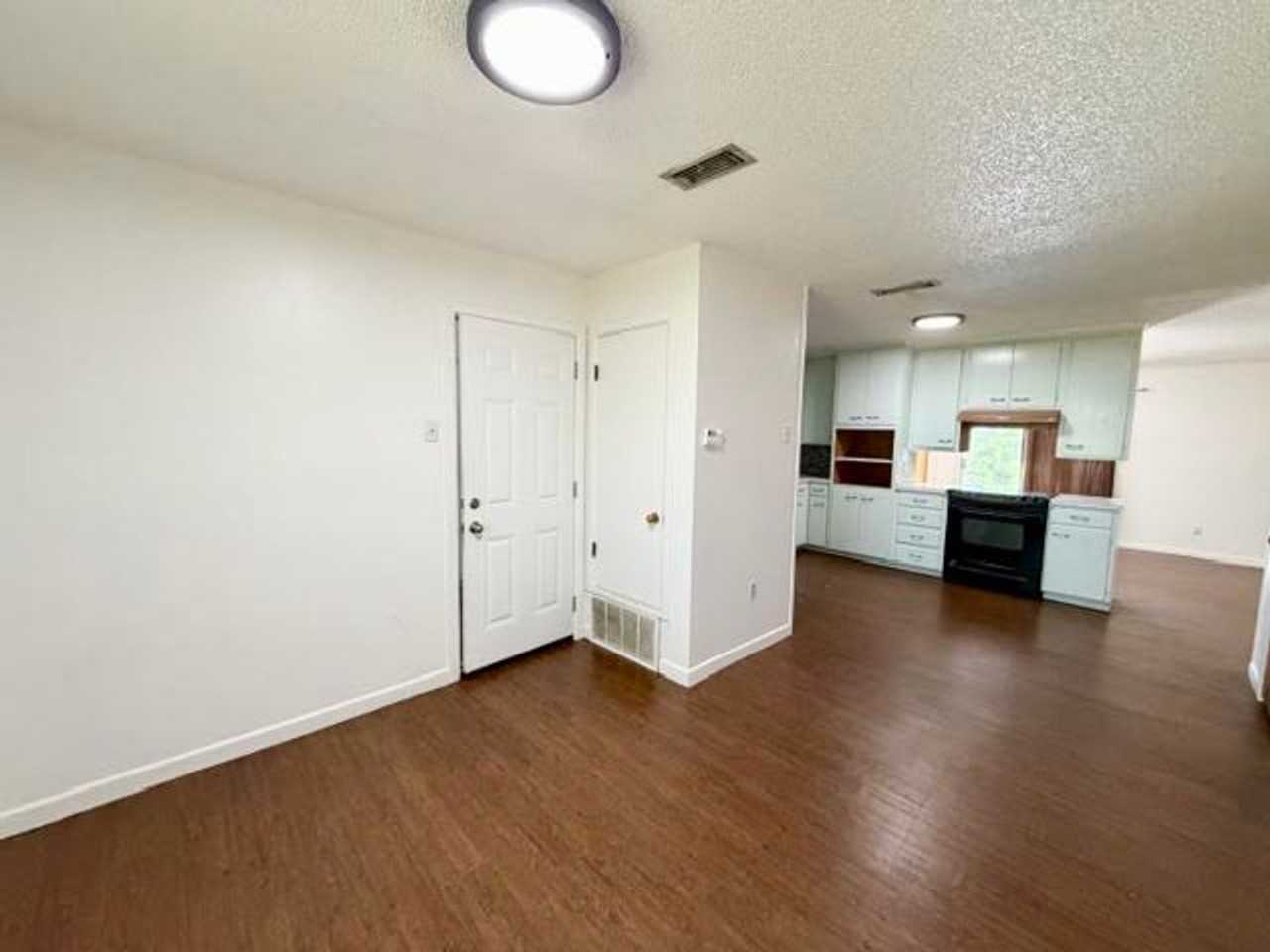 156 Lindsey Cir - Photo 3 of 12
