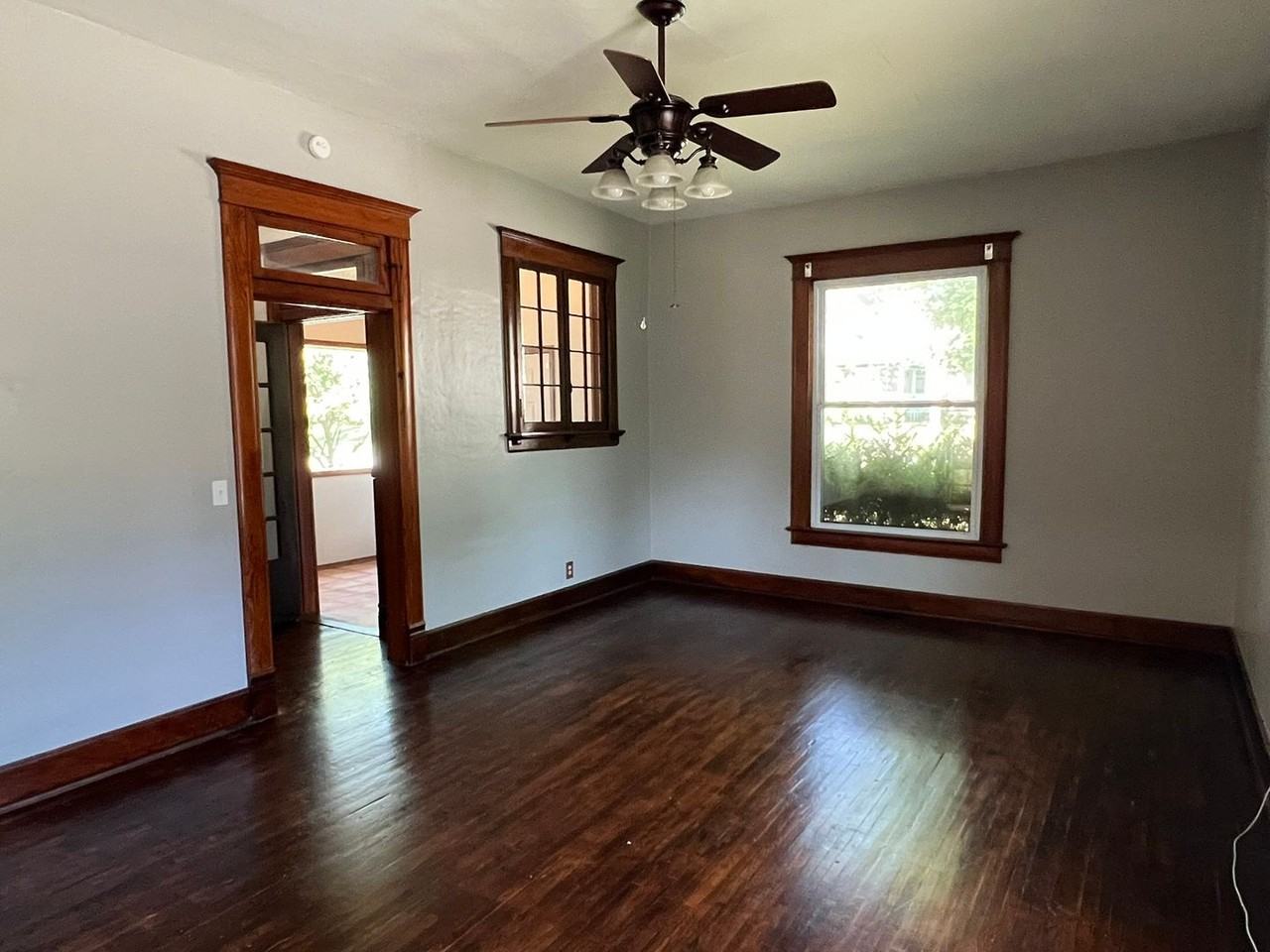1352 N Summit Ave - Photo 3 of 16