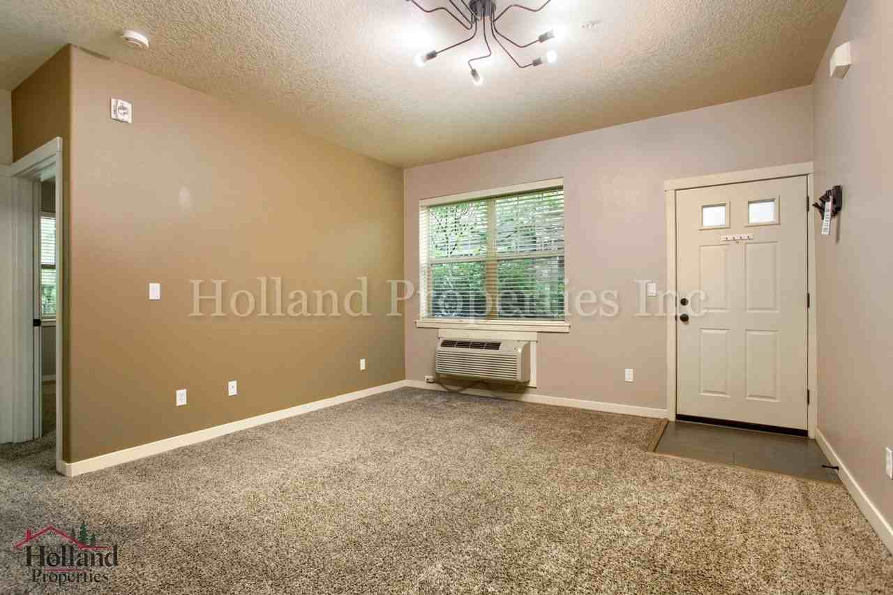 670 Ne Roydon Ln - Photo 3 of 18