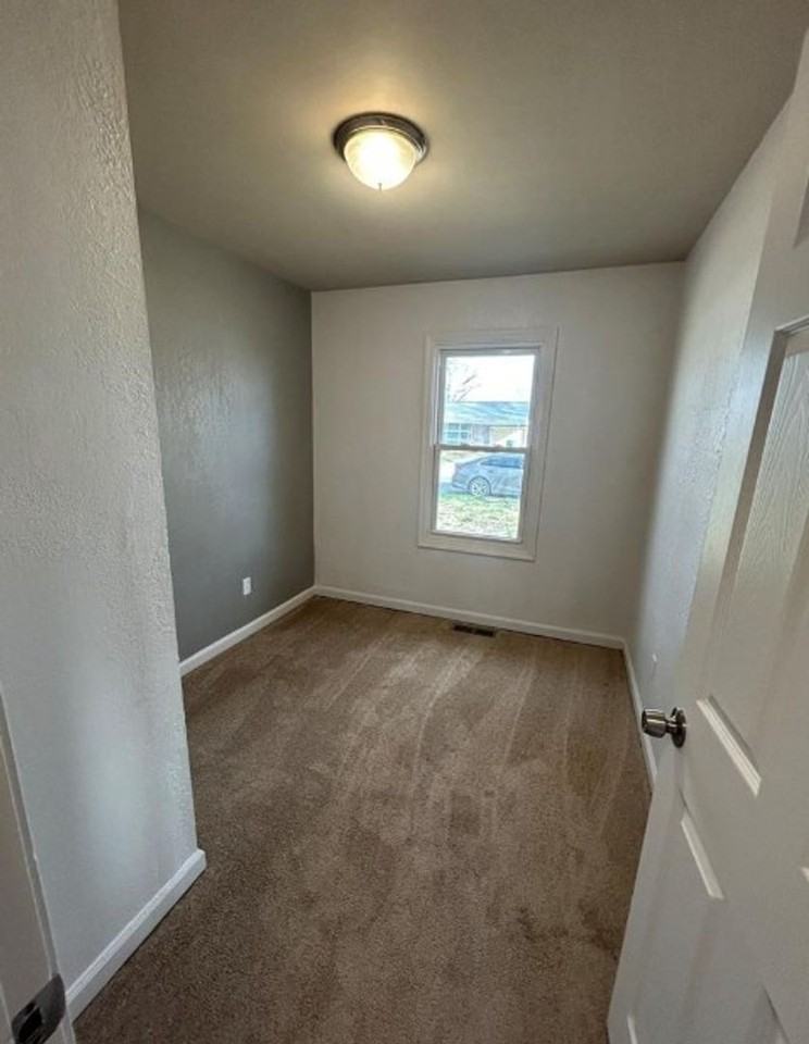 20 Leonard Dr - Photo 7 of 12