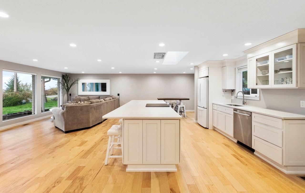 1659 Scenic Heights Rd - Photo 4 of 15