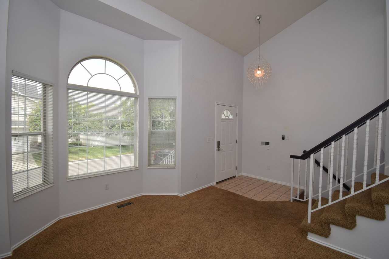 572 E Thatcher Way - Photo 3 of 14