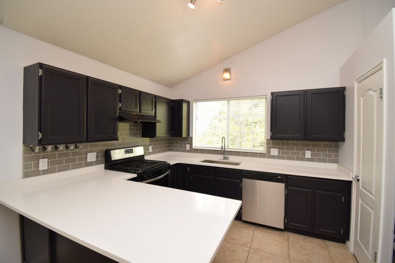 572 E Thatcher Way - Photo 4 of 14