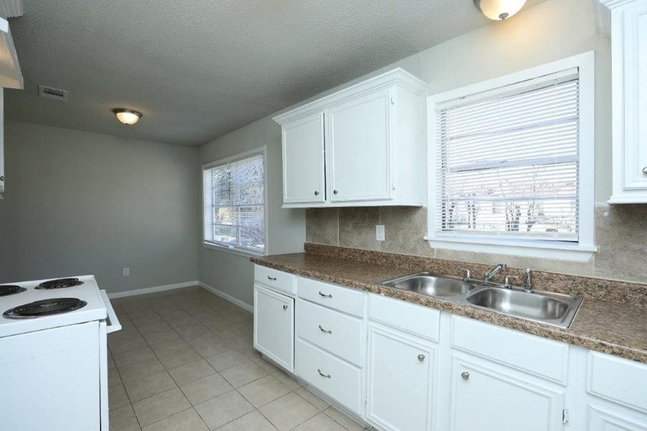 10322 Cathedral Dr - Photo 4 of 20