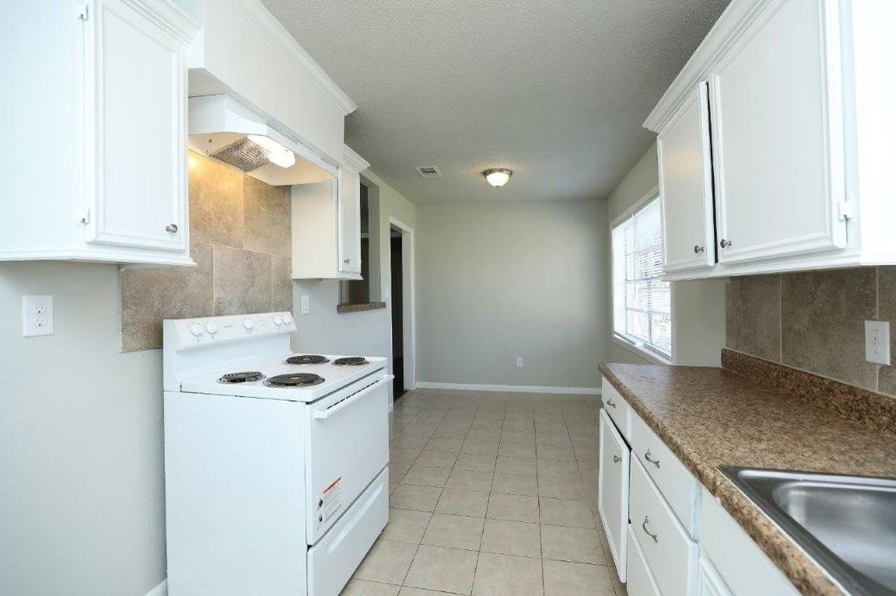 10322 Cathedral Dr - Photo 5 of 20