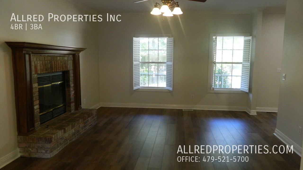 1823 W Berry St - Photo 2 of 15