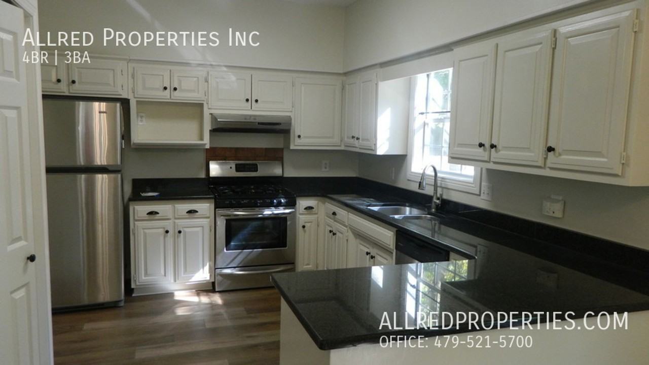 1823 W Berry St - Photo 4 of 15