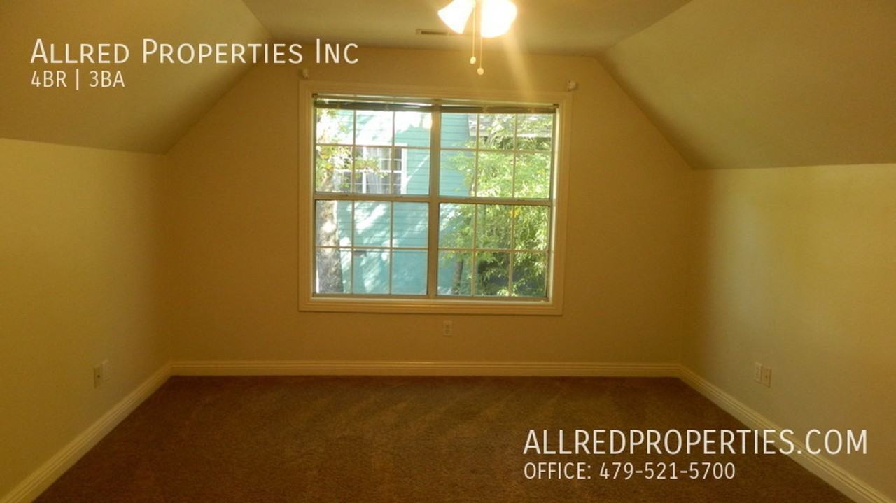1823 W Berry St - Photo 5 of 15