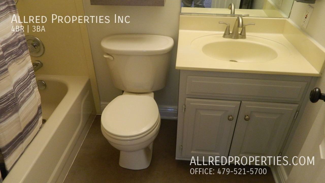 1823 W Berry St - Photo 7 of 15