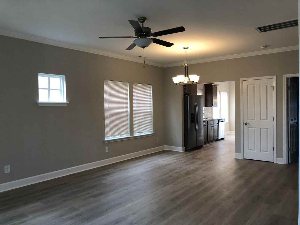 813 Goswell Dr - Photo 3 of 16