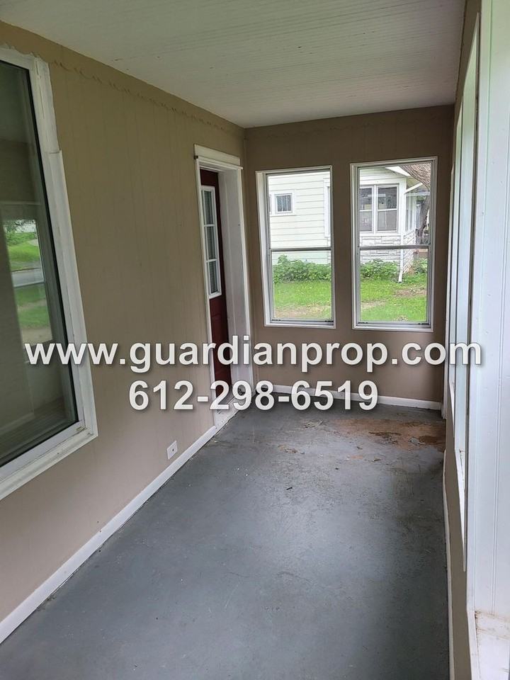 1716 Hewitt Ave - Photo 2 of 15