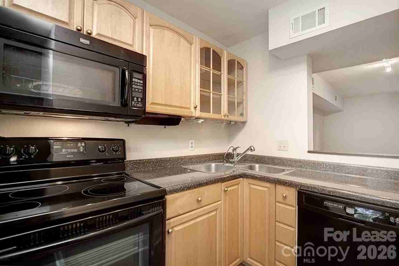 951 Hollywood St #K - Photo 6 of 18