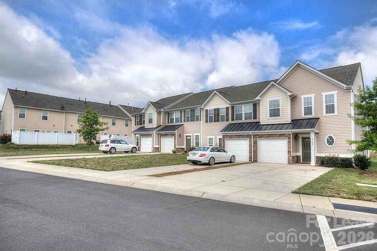 2704 Silverthorn Dr - Photo 2 of 17