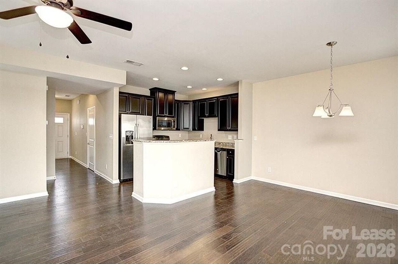 2704 Silverthorn Dr - Photo 4 of 17