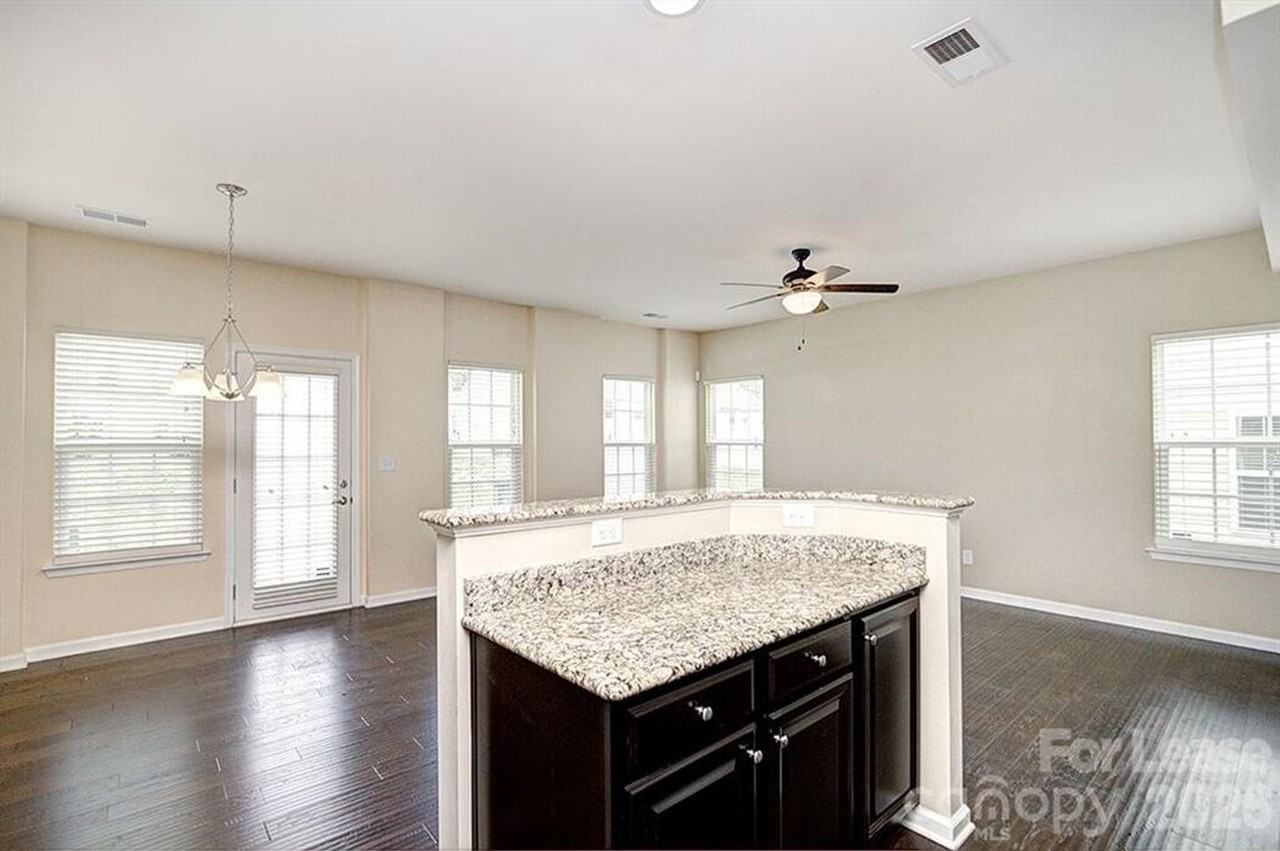 2704 Silverthorn Dr - Photo 6 of 17