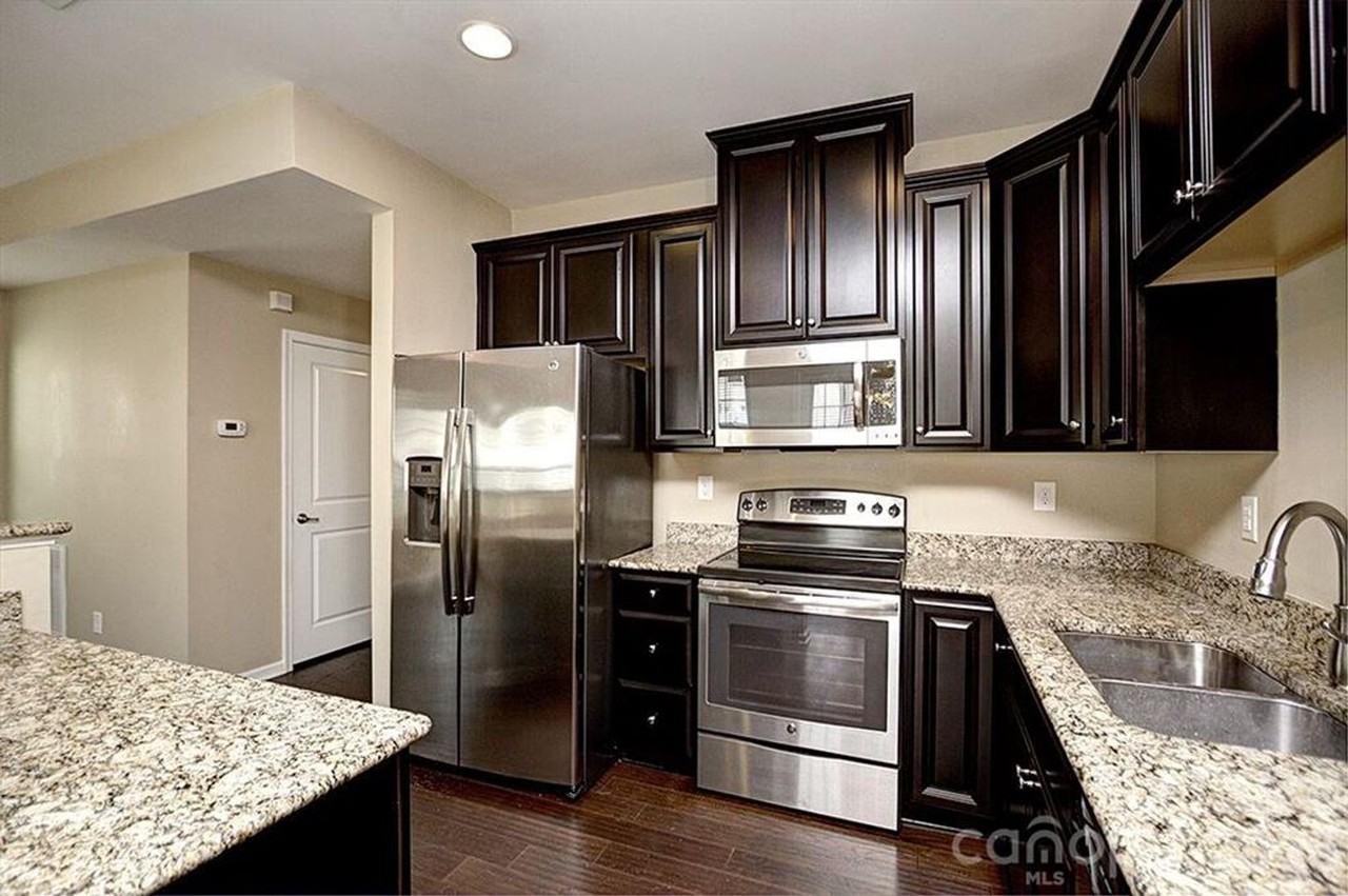 2704 Silverthorn Dr - Photo 7 of 17