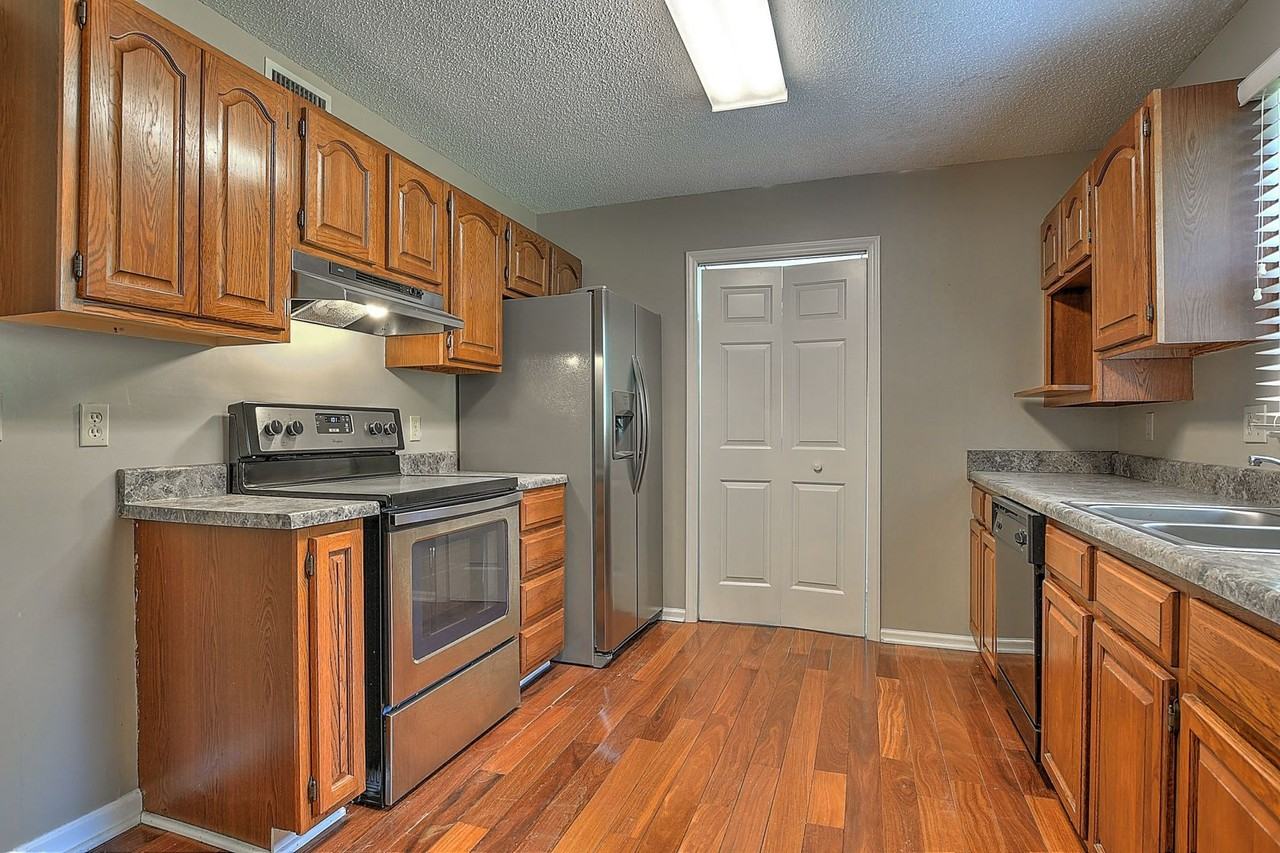 206 Windridge Colony - Photo 4 of 23