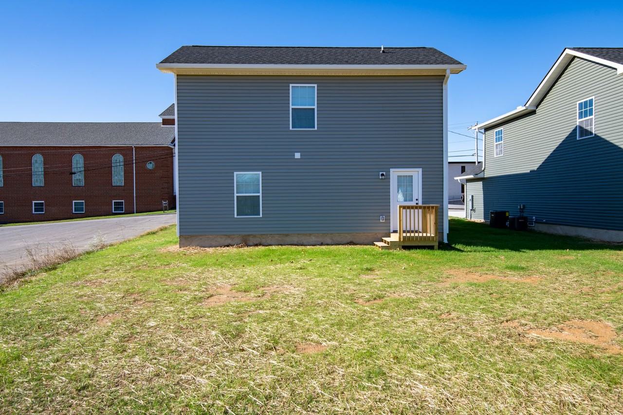 302 7th St - Photo 2 of 26