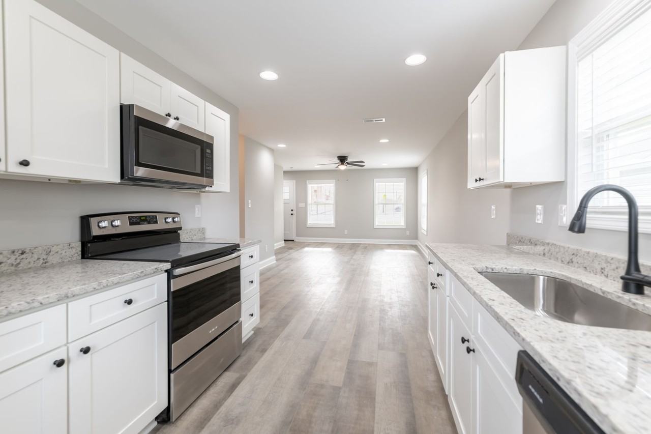 302 7th St - Photo 3 of 26