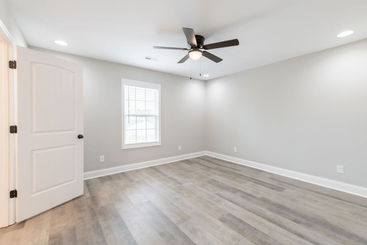 302 7th St - Photo 4 of 26