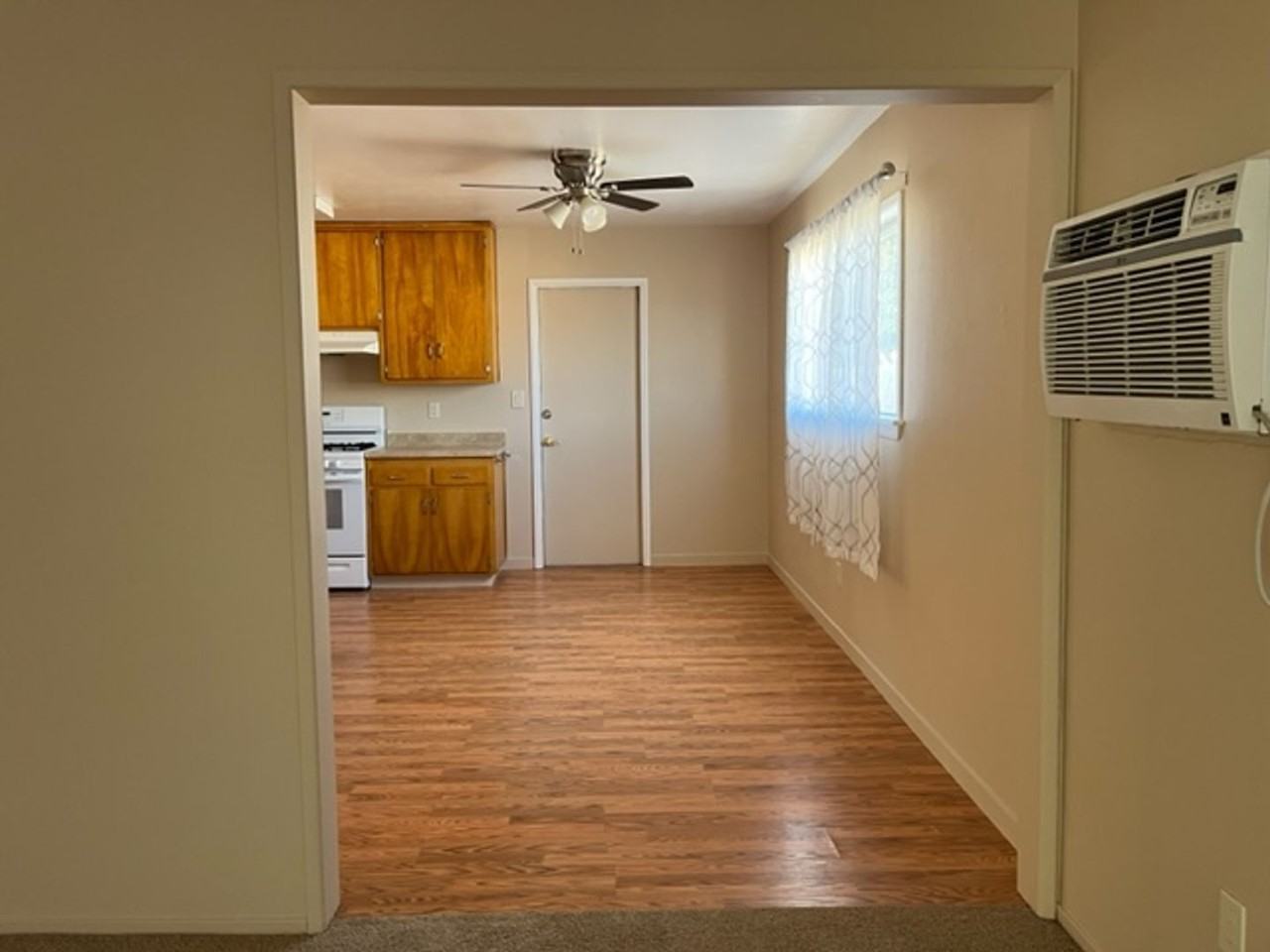 902 Oakwood St - Photo 3 of 19