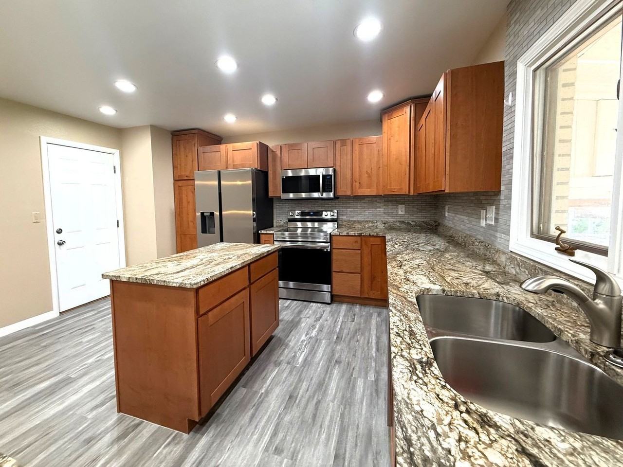 3249 Monte Vista Dr - Photo 3 of 15