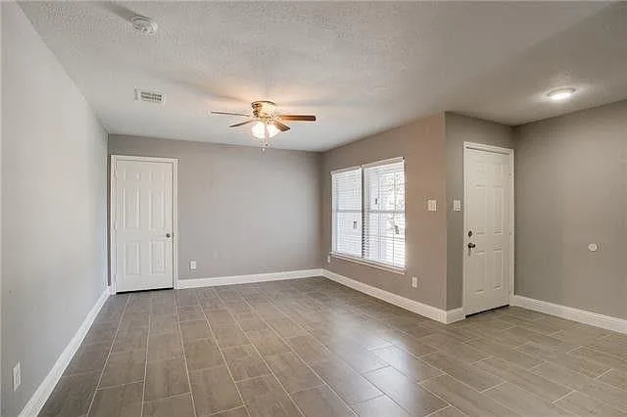13375 Glenside Dr - Photo 5 of 7