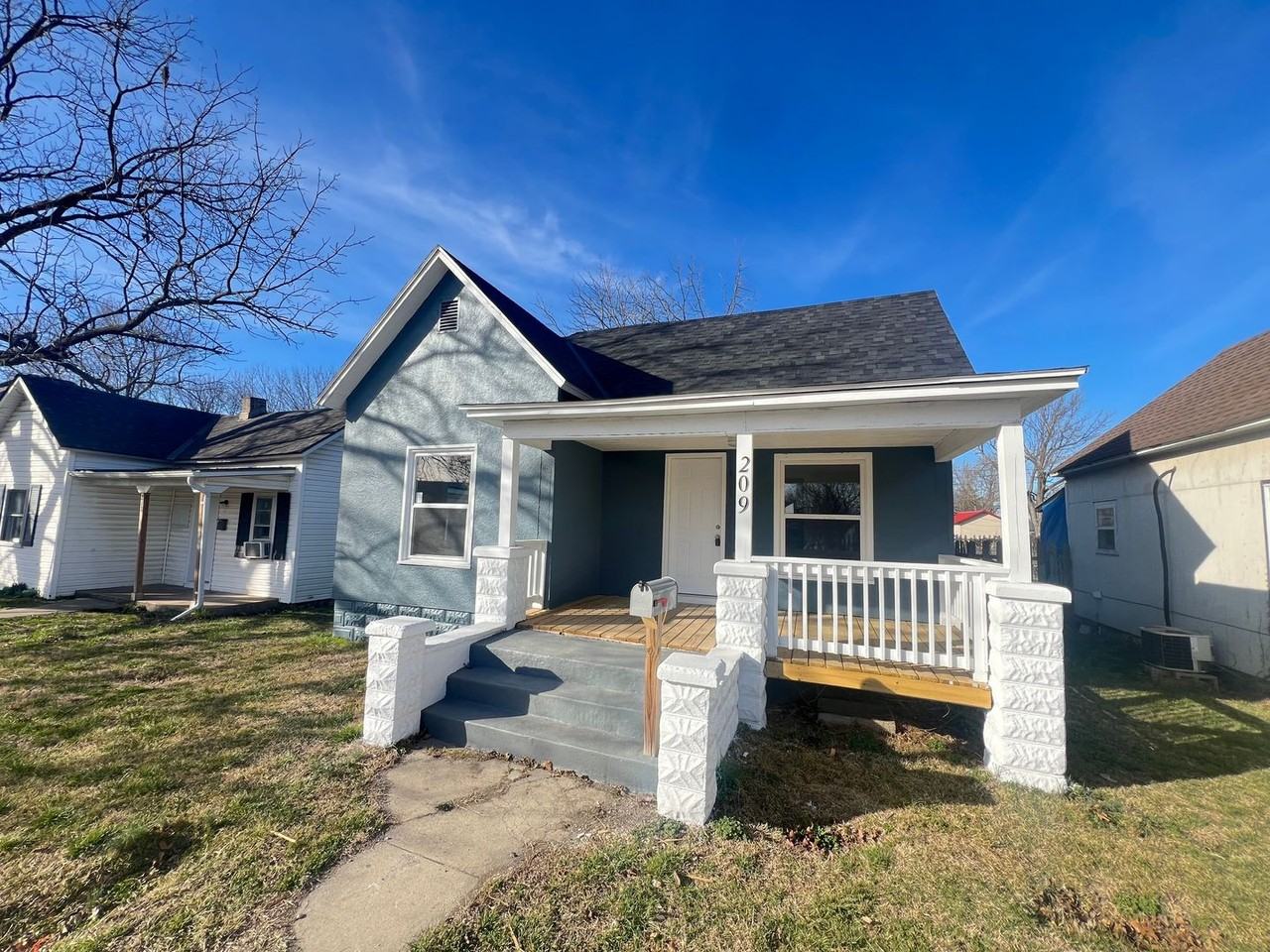 209 W College St - Photo 2 of 17