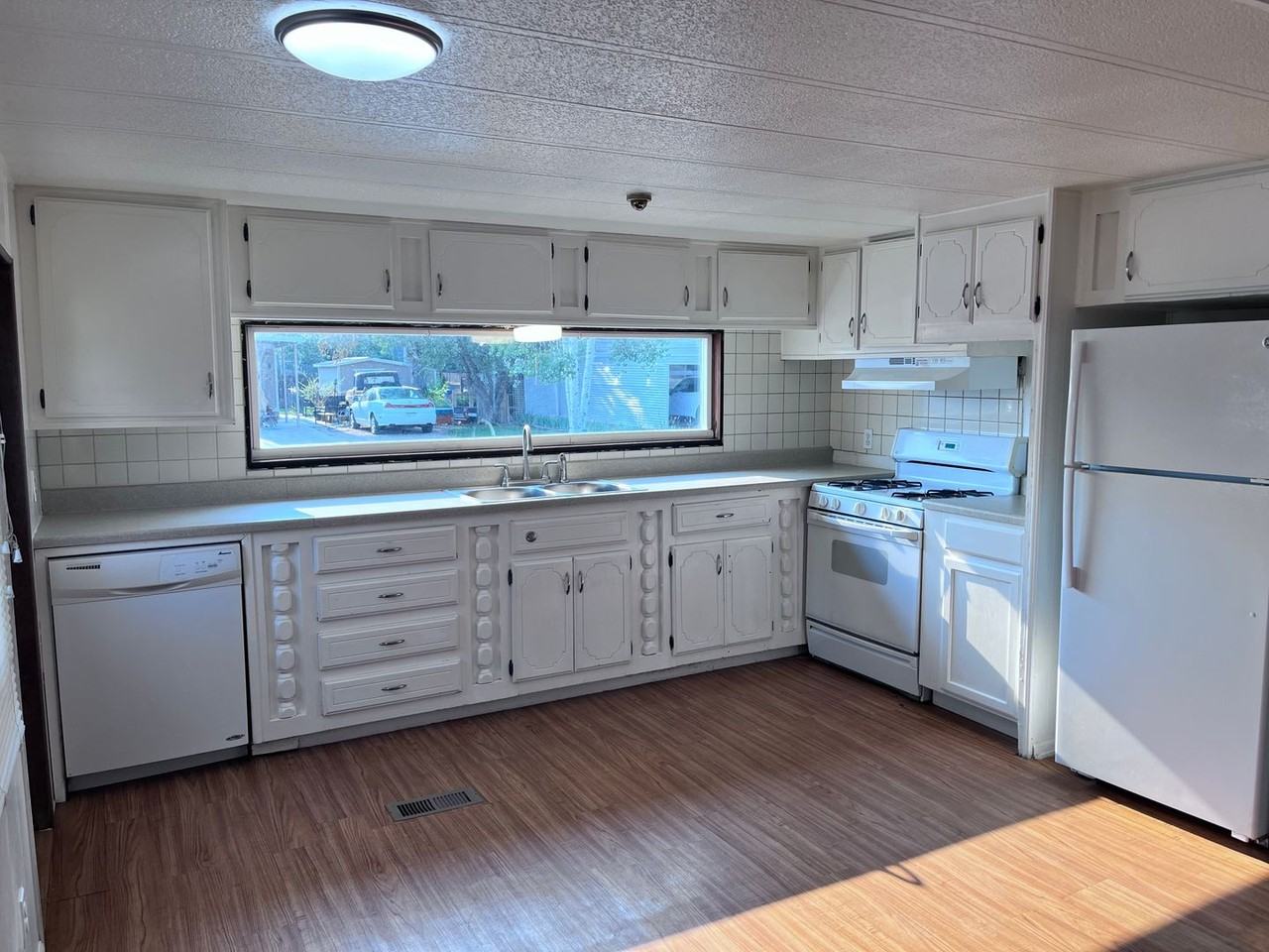 1053 Caroline Ct - Photo 2 of 17