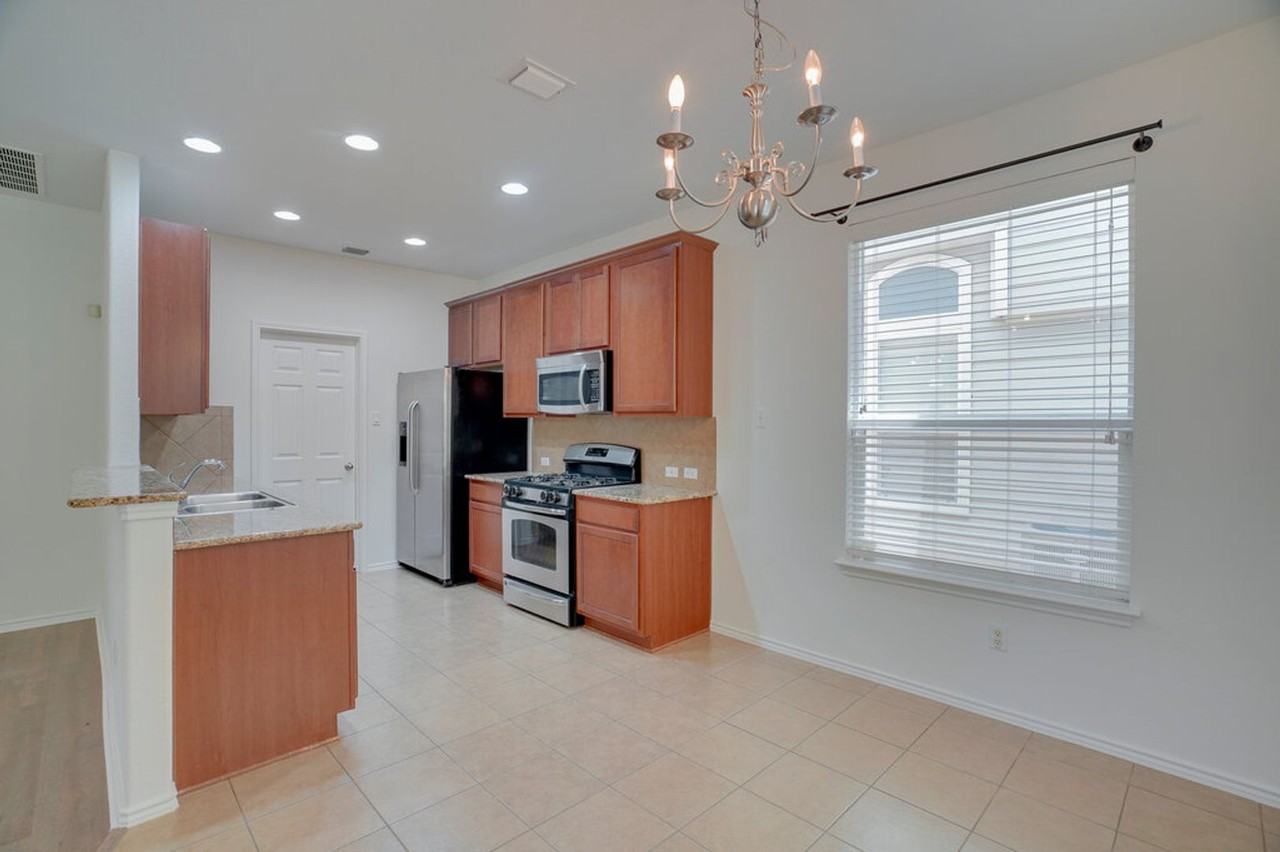 1609 Waxberry Ln - Photo 7 of 20