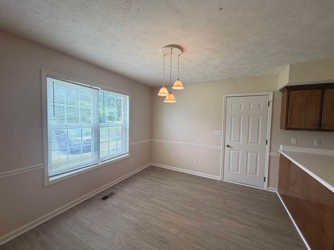 406 Hazelwood Dr - Photo 3 of 21