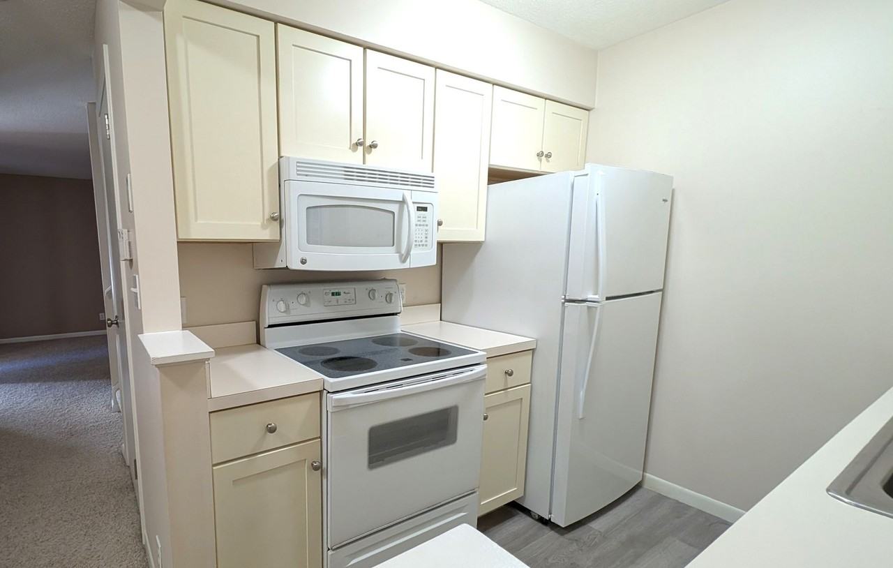 17554 Parkwood #D - Photo 5 of 18