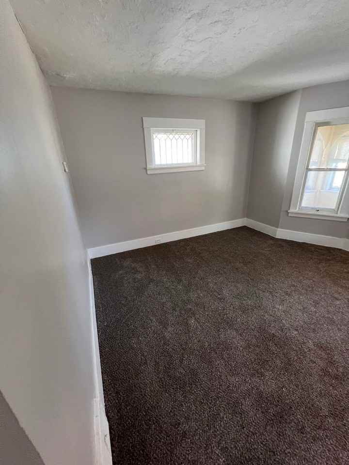 15912 Parkgrove Ave - Photo 3 of 11